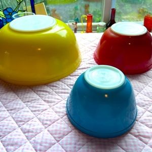 Set of 3 Pyrex Bowls Yellow Red Blue